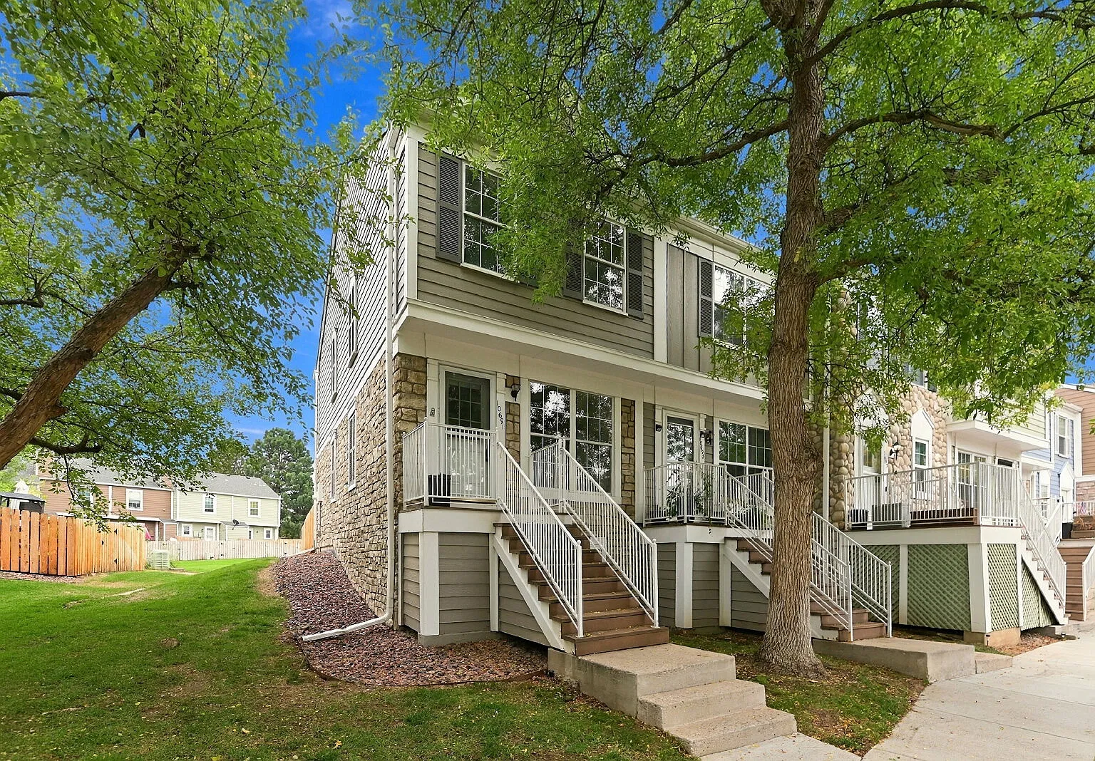 3 bed, 3.0 bath, 1600 sqft, $2,571 — Photo 3