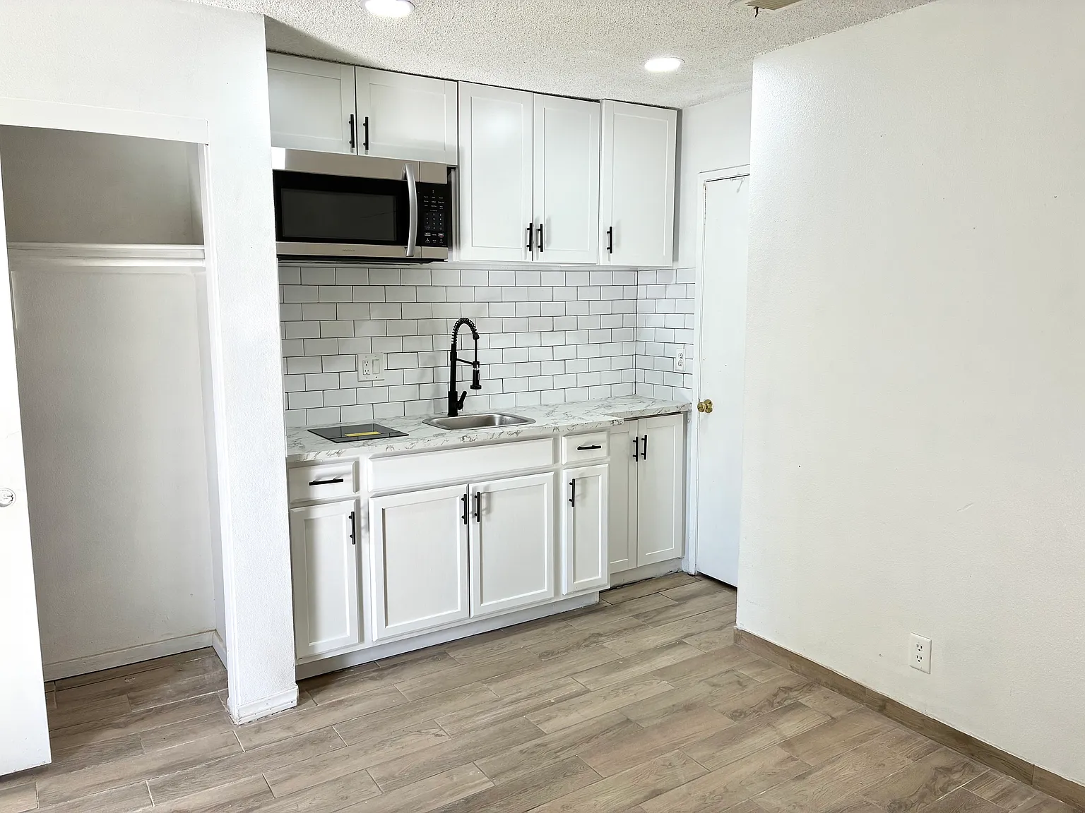 Studio, 240 sqft, $995 — Photo 3