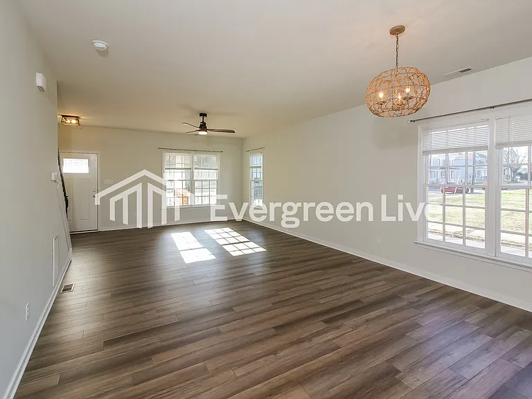 1719 Everett St — Photo 4