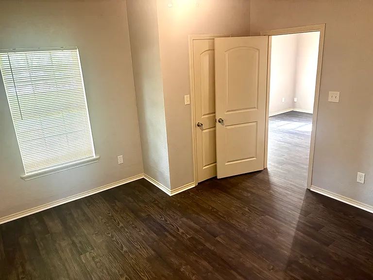 905 Isbell Rd — Photo 5