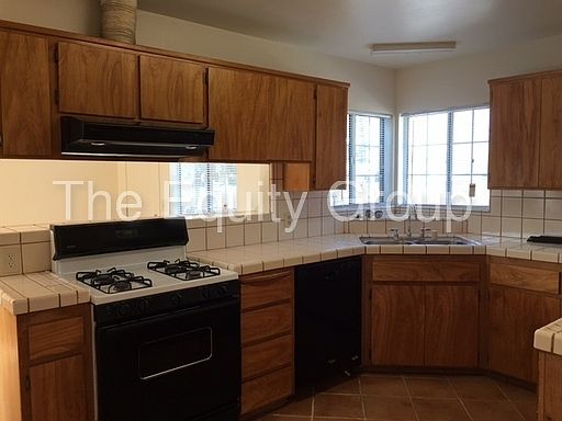 4th image of 2827 W Walnut Ave