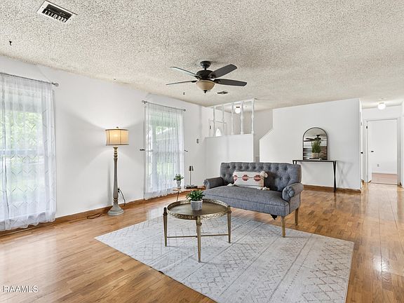 5th image of 209 E Martial Ave