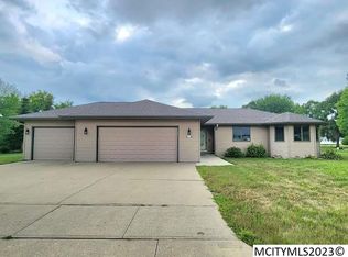1113 Birch Dr, Mason City, IA 50401