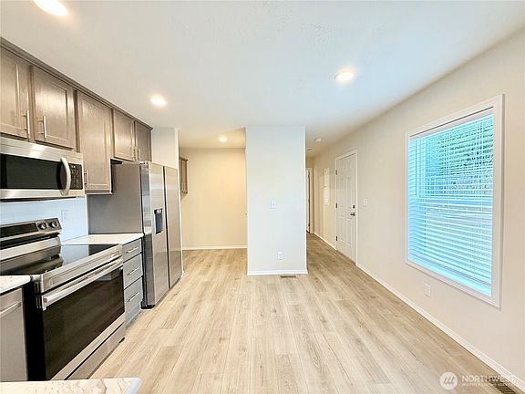 4th image of 2322 Tacoma Road E #11