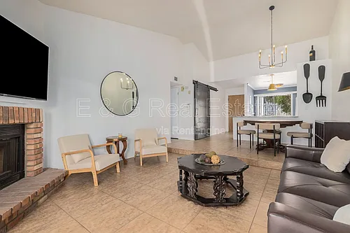 302 N Sycamore Photo 1