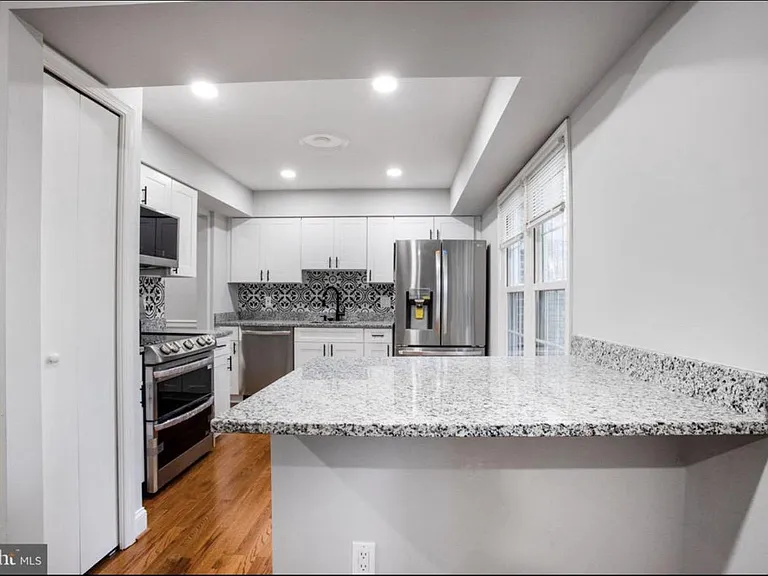 9612-9612 Hillock Ct — Photo 12