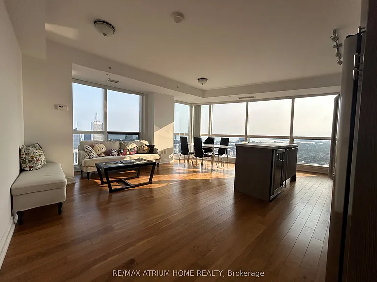 388 Yonge St #7010 — Photo 5