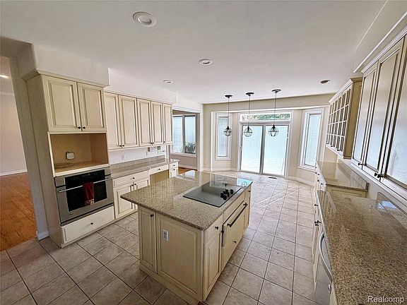 5th image of 9360 Oakmont Dr
