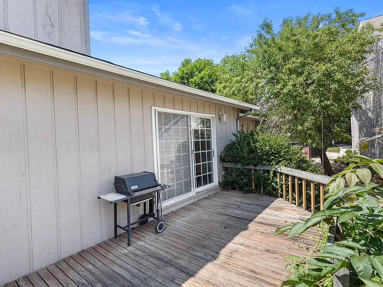 2114 Peach St — Photo 17