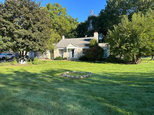 110 Brookhill Rd, Libertyville, IL 60048