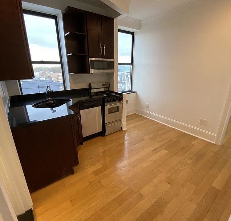 1st image of 54 Maujer St APT 16