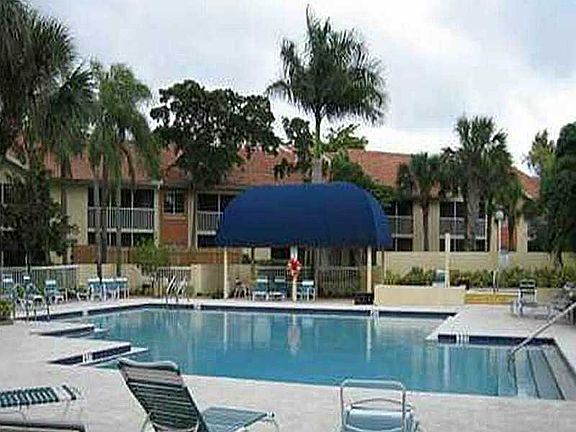 3rd image of 1004 The Pointe Dr