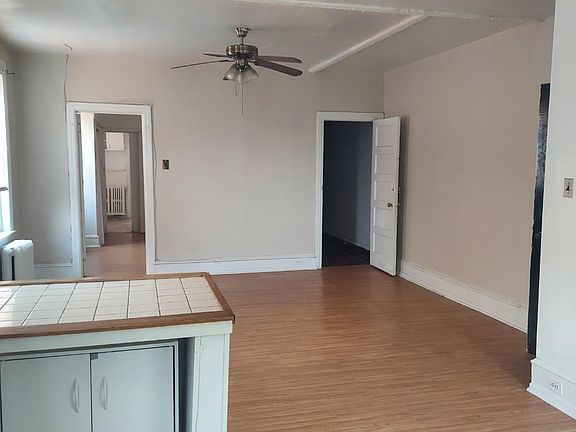 3rd image of 4627 Spruce St Floor 3