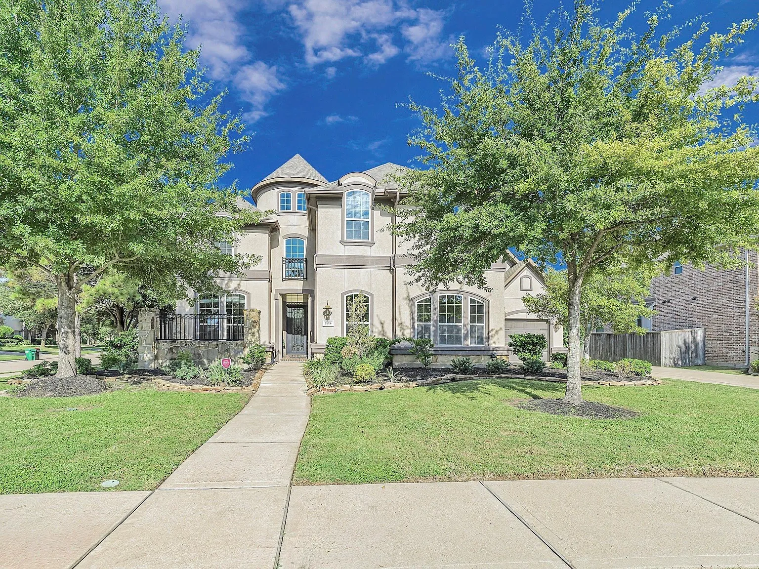 5 bed, 3.5 bath, 4039 sqft, $4,300 — Photo 2