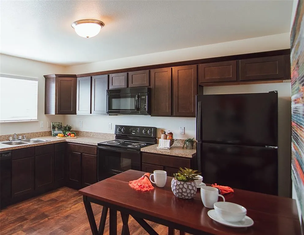 3 bed, 2.5 bath, 1695 sqft, $1,990 — Photo 3