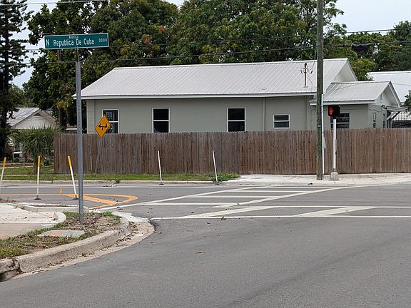 3rd image of 1316 E Holmes Ave