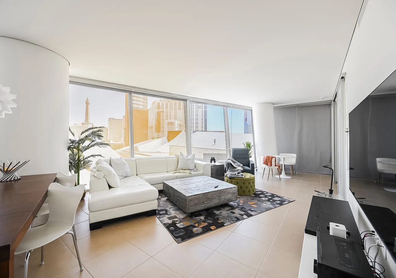 Luxury Corner Residence at Veer Towers Fully Furnished, Turnkey, North Strip Views — Photo 2