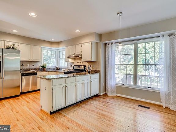 2nd image of 11607 Lakewater Ln