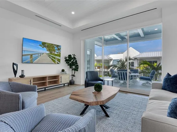 201 8th St, Naples, FL