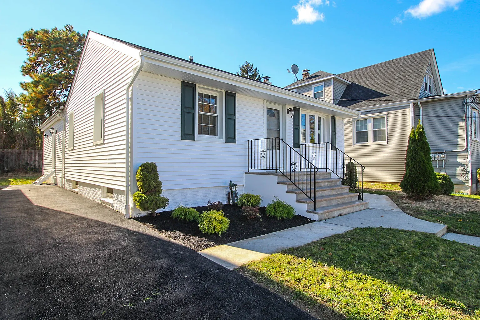 381 Thomas St photo 1