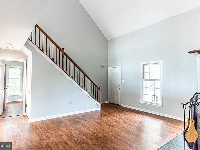 121 Nottingham Ct — Photo 7