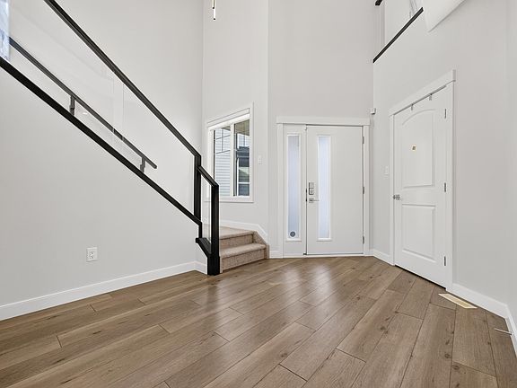 3rd image of 5738 Cautley Cres SW