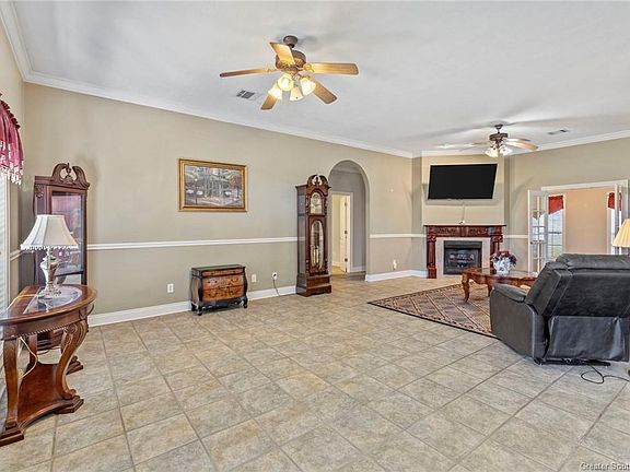 4th image of 1816 Crawford Dr