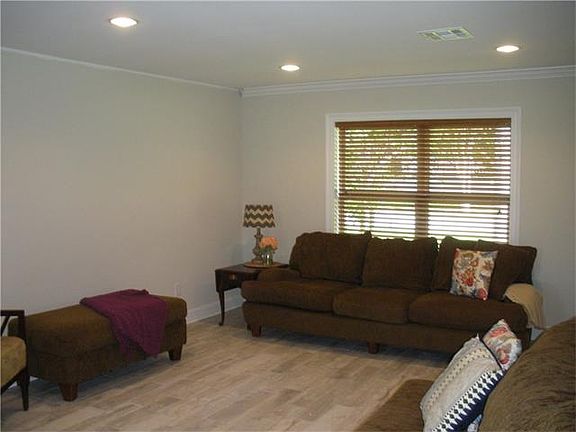 3rd image of 266 Saint Andrews Blvd
