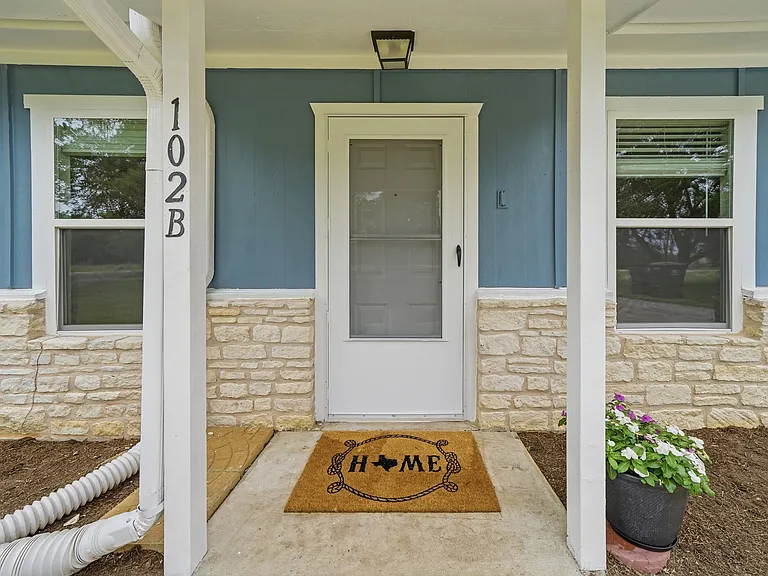 102 Rose Dr #B — Photo 3