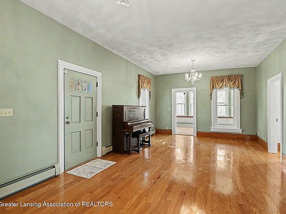 3rd image of 903 N Clinton Ave