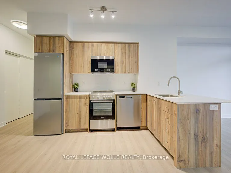 25 Wellington St S #2101 — Photo 11