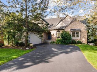 1351 Forest Bay Dr, Waterford, MI 48328