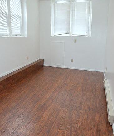 3rd image of 109 W Washington St