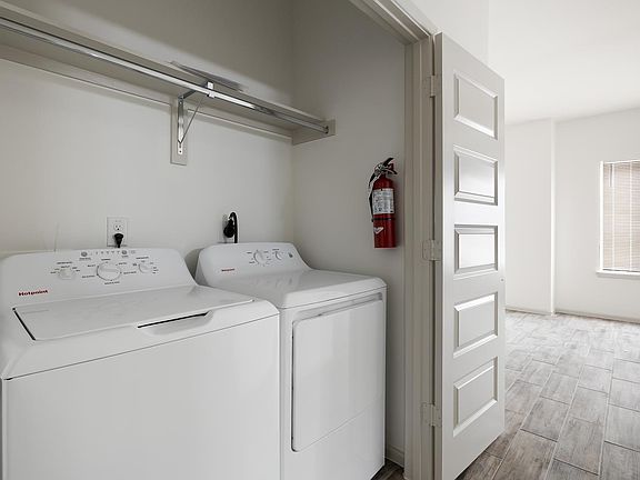 4th image of 443 Medina Ln APT 3