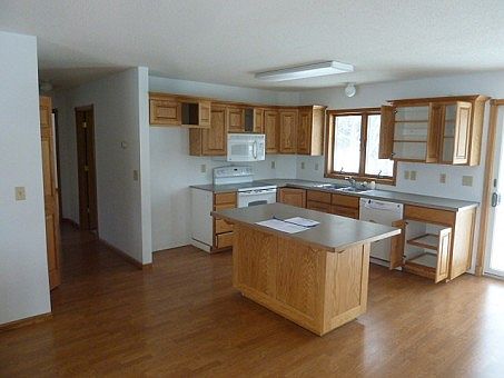 3rd image of 415 N Redwood St