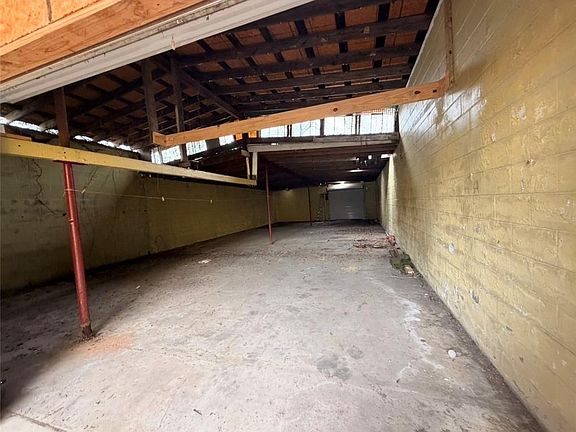 5th image of 627 S Lopez St