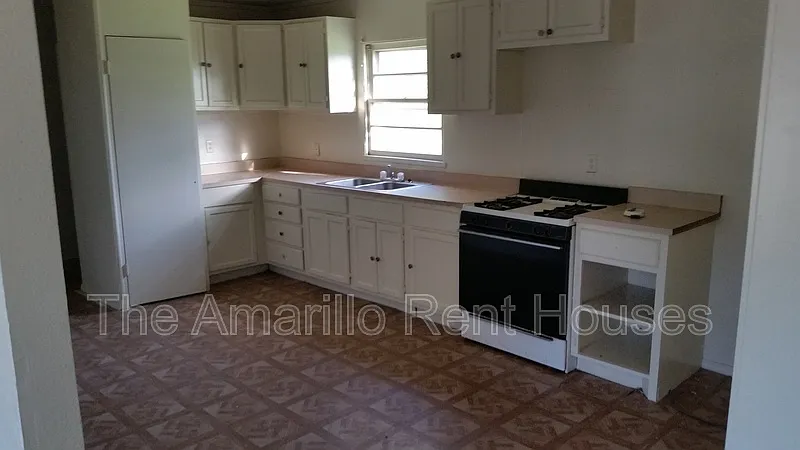 4 bed, 1.0 bath, 1716 sqft, $1,300 — Photo 3