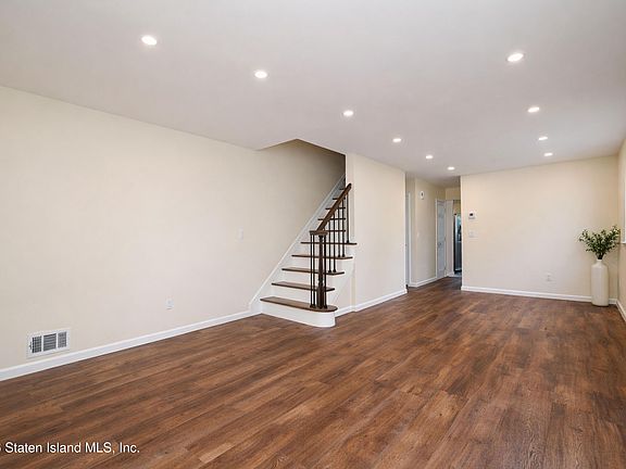 5th image of 98 Winfield St