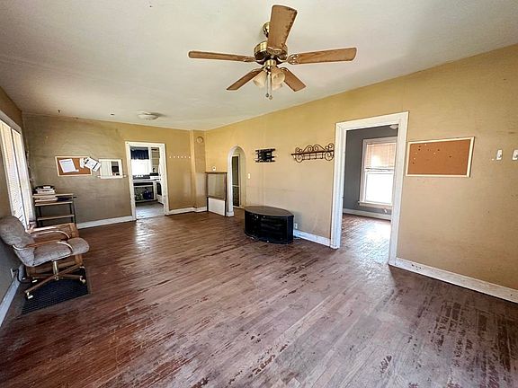 3rd image of 303 W Kansas Ave