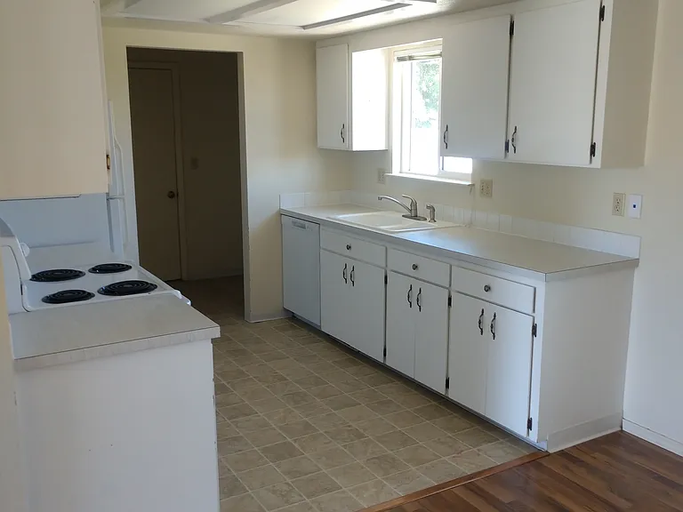 816 NW 2nd St — Photo 10