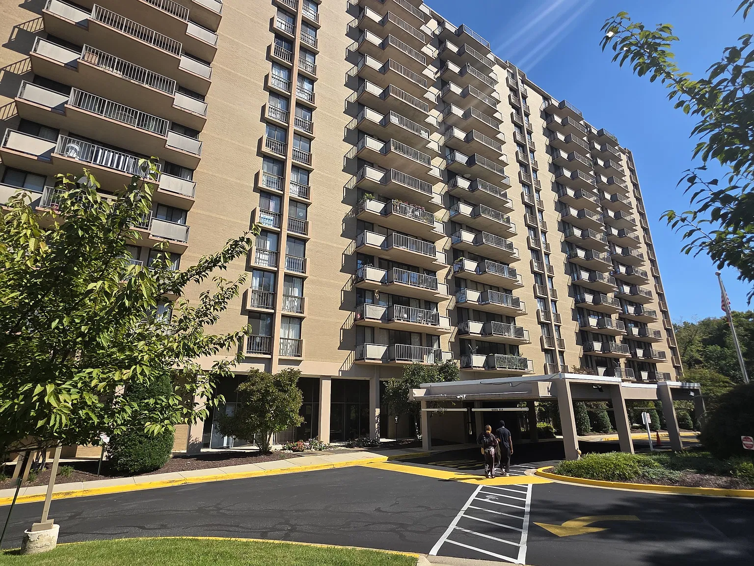 2 bed, 927 sqft, $2,100 — Photo 1