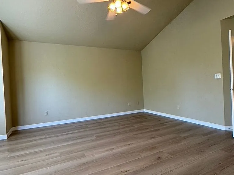 1820 Bayberry Ln — Photo 9