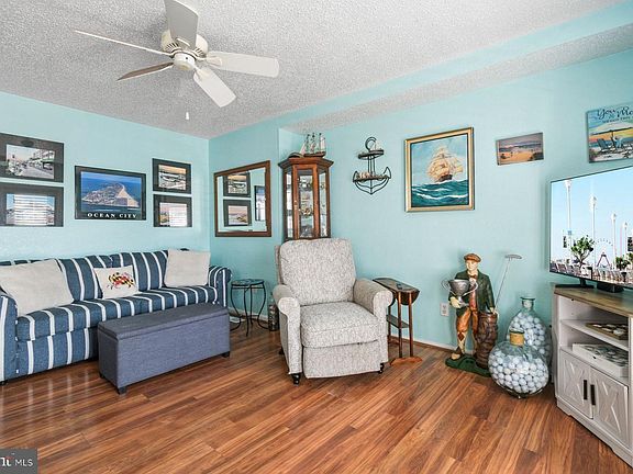 4th image of 207 8th St #103C