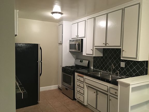 3rd image of 725 S Sycamore Ave #1