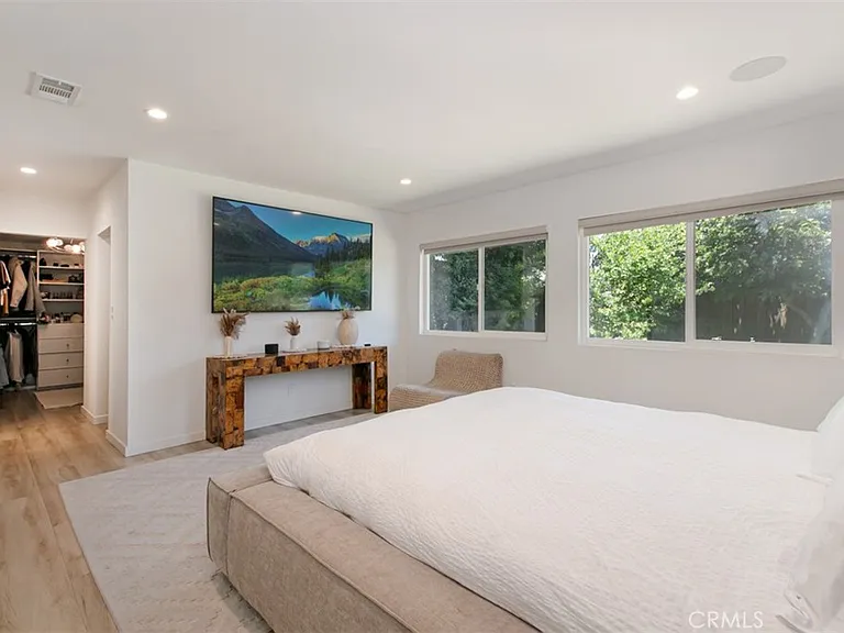 22841 Calvert St — Photo 25