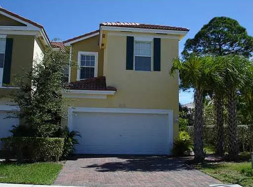 813 Pipers Cay Dr — Photo 1