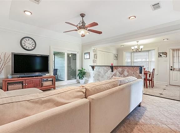 4th image of 3209 Pecan Dr