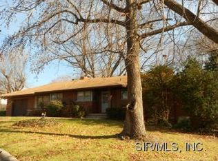 3 Hebner Dr, Alton, IL 62002