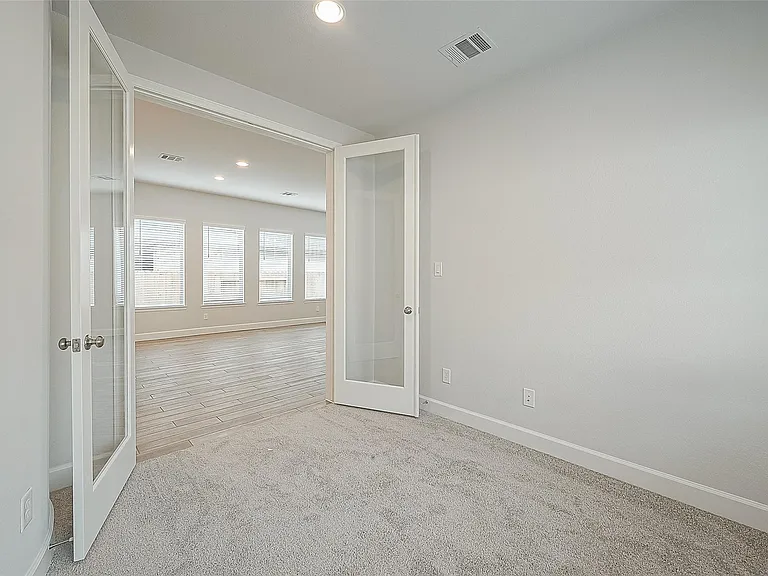 213 McCrea Ct — Photo 8