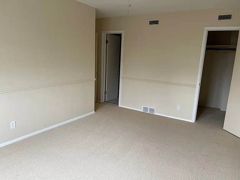 Embassy House Apartments — Photo 10